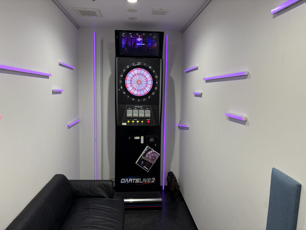 Hailey'5Cafe 渋谷BEAM店ダーツ部屋の明かりがついている画像