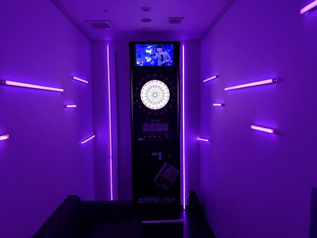 Hailey'5Cafe 渋谷BEAM店ダーツ部屋の明かりがついていない画像